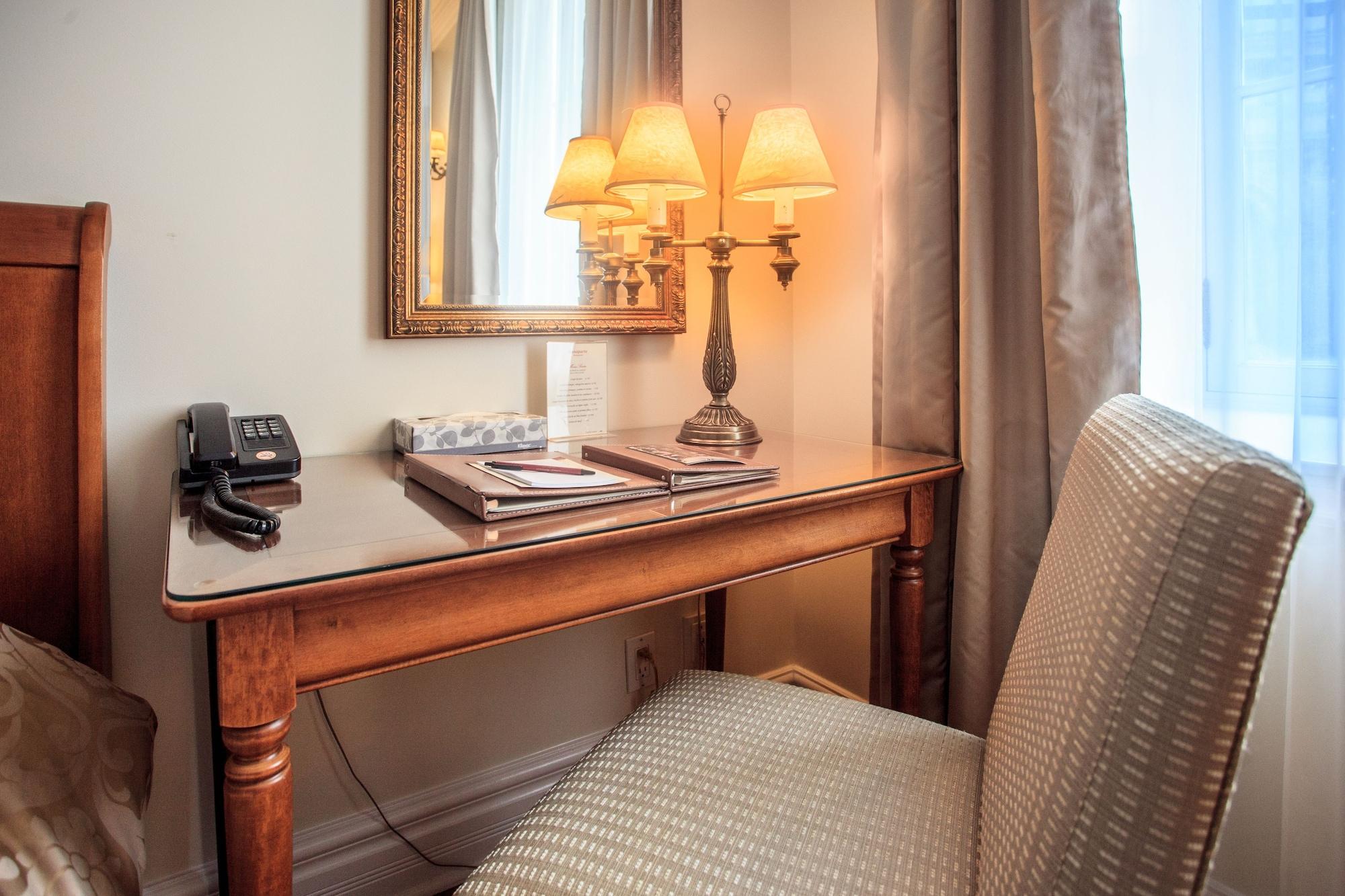 Hotel Bonaparte Монреал Екстериор снимка