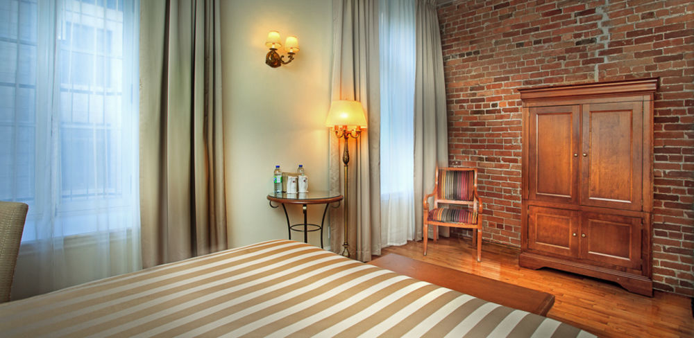 Hotel Bonaparte Монреал Екстериор снимка