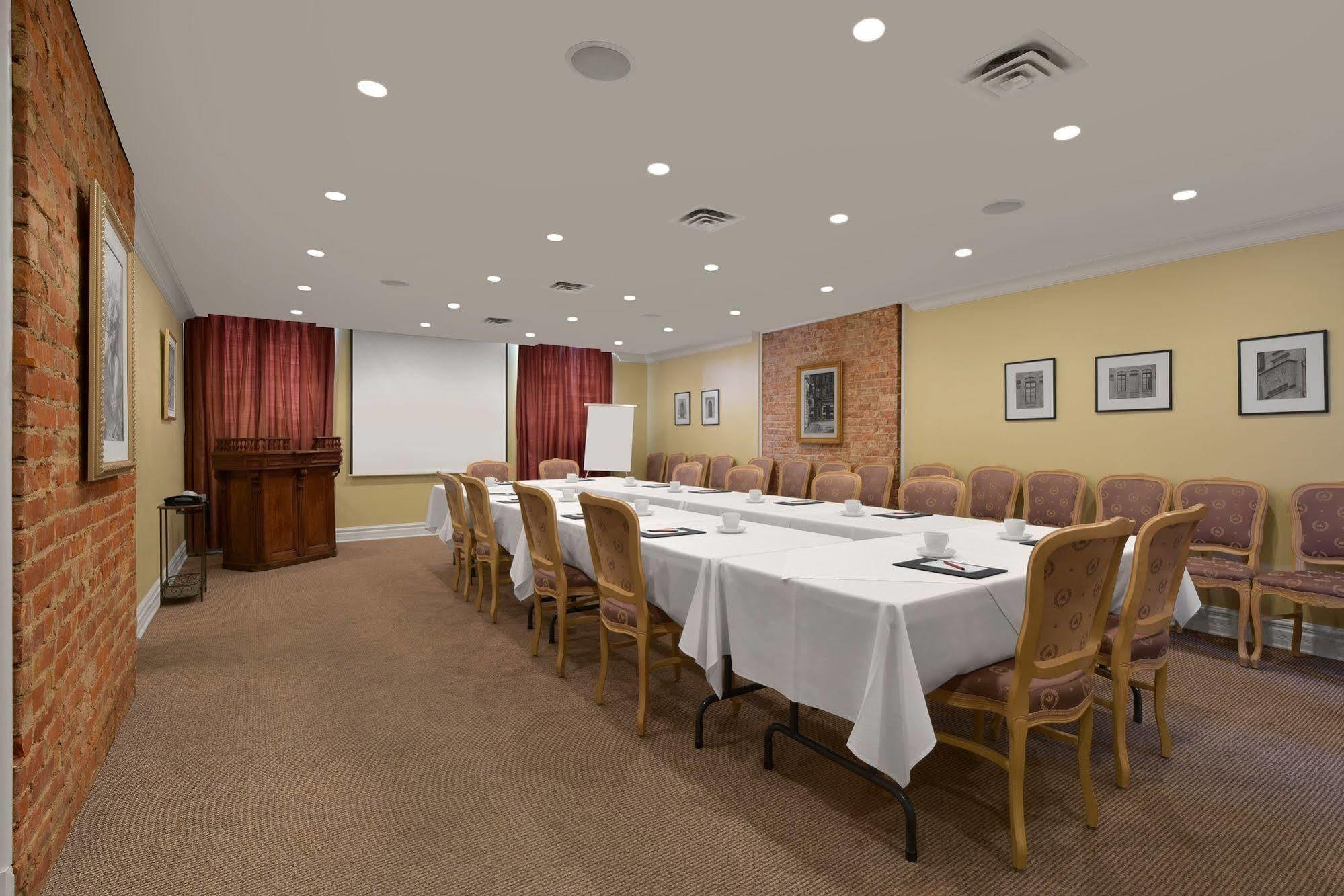 Hotel Bonaparte Монреал Екстериор снимка
