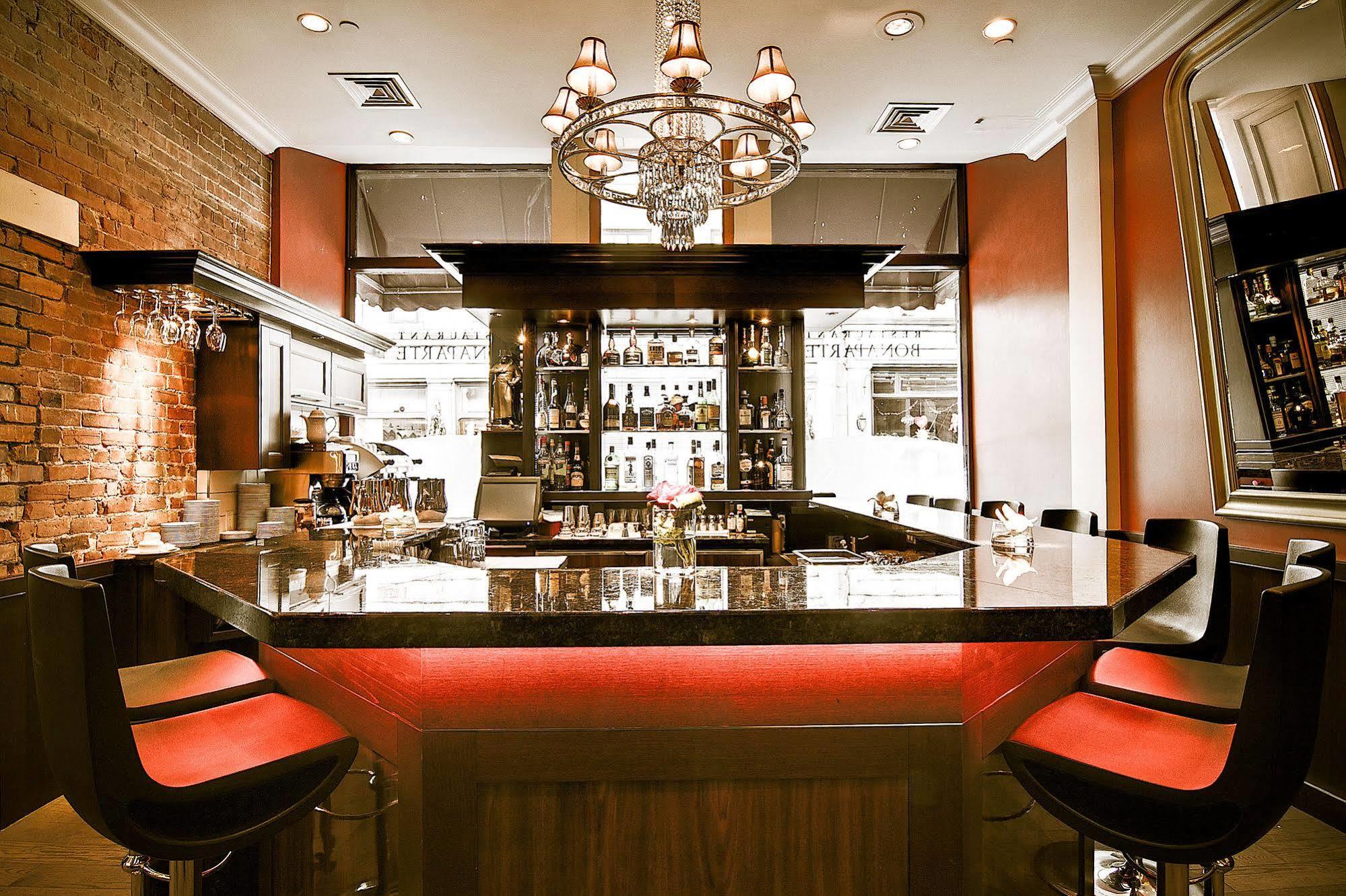 Hotel Bonaparte Монреал Екстериор снимка