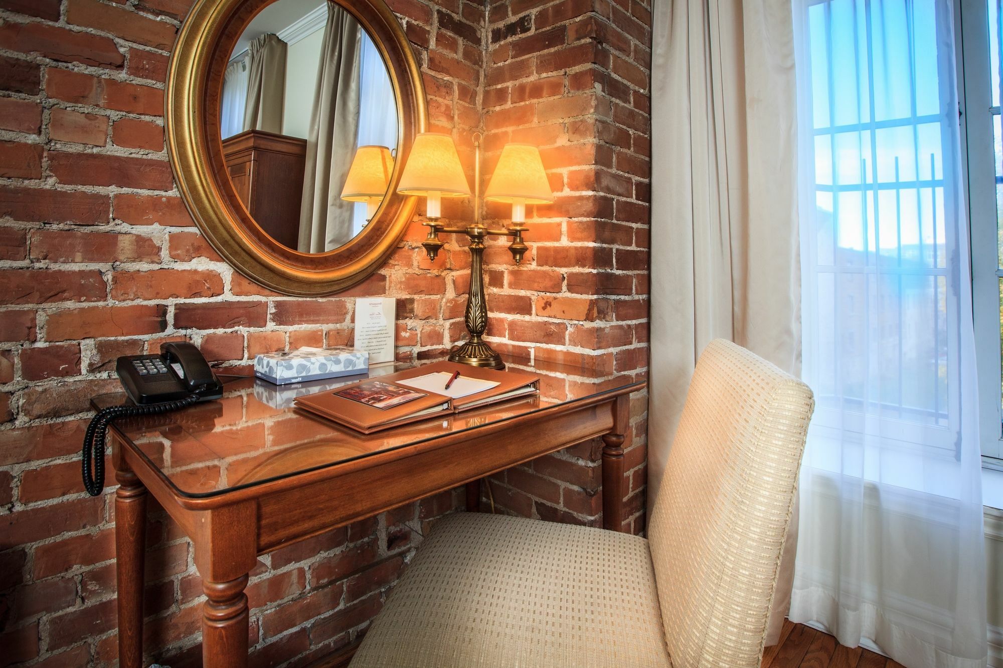 Hotel Bonaparte Монреал Екстериор снимка